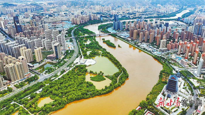 黄河楼景区和银滩湿地公园相映生辉。（资料图）