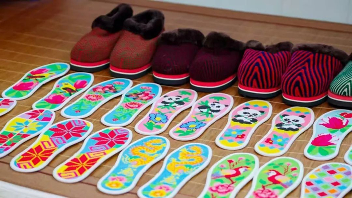 张兴会缝制的鞋垫、毛拖鞋。