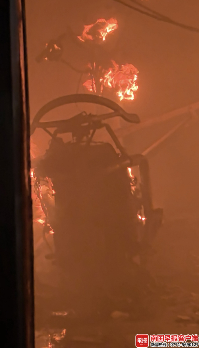 屋内火情。视频截图
