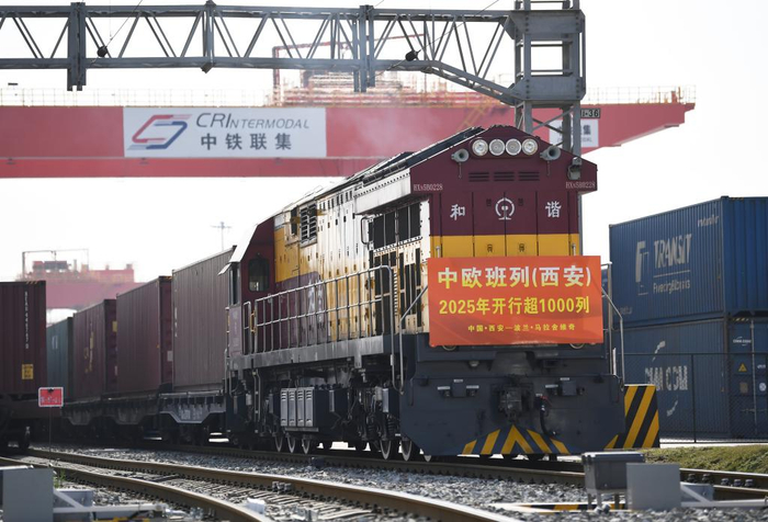 2025年3月21日，满载货物的X8489次中欧班列在西安国际港站准备发车。新华社记者 李一博 摄