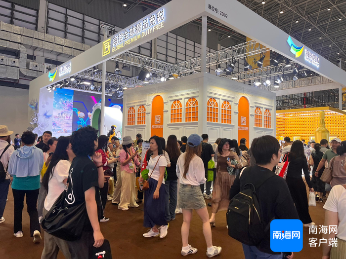 　消博会上，海控免税展台人潮涌动。记者 丁文文 摄