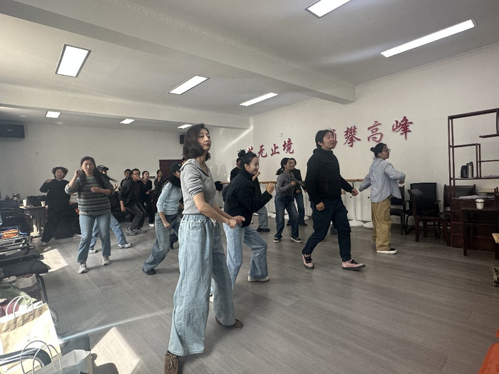 图为《高原上的精灵》初排现场。图片由自治区话剧团提供。