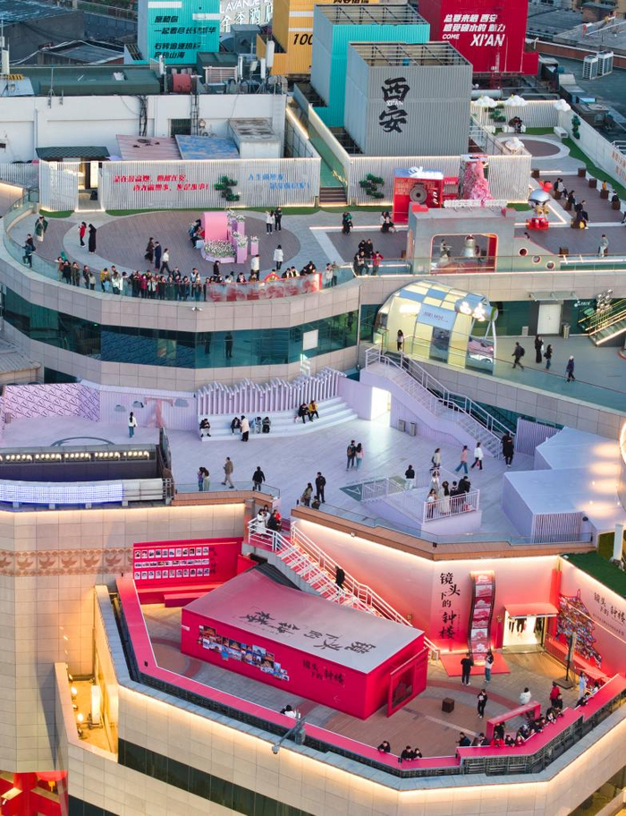 2025年3月19日，游客在西安开元商城观景平台上拍照游玩（无人机照片）。新华社记者 邵瑞 摄