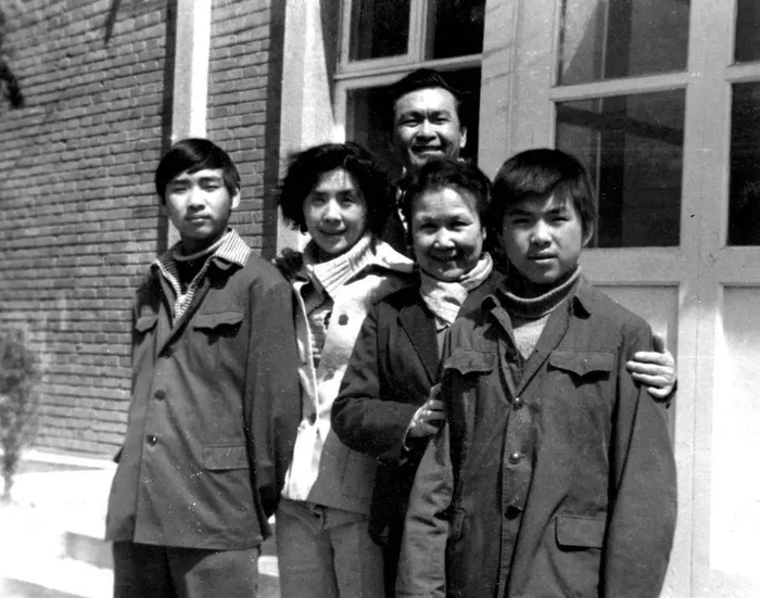 （赵青与母亲叶露茜、刘德康（后）及两个儿子）