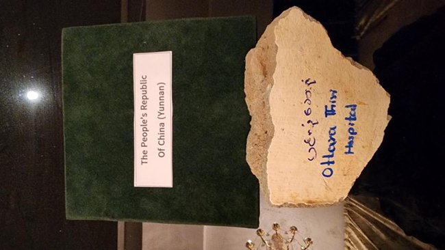 缅甸消防救援总局送来营救幸存者所清理的墙体碎片