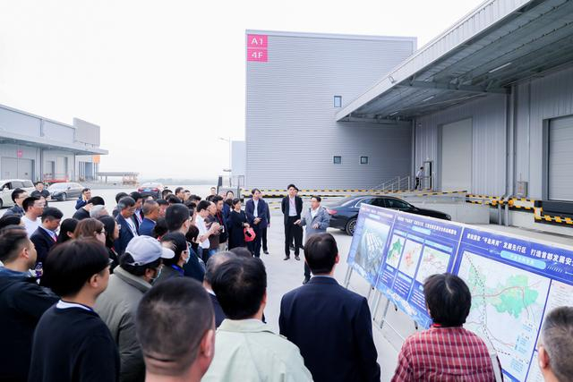 马坊镇镇长王舰锌介绍京平综合物流枢纽情况。图片由平谷融媒体中心提供