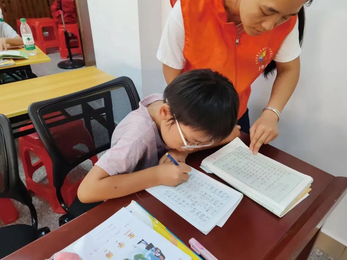 泉州市泉港区返乡大学生为困境青少年进行一对一学业辅导