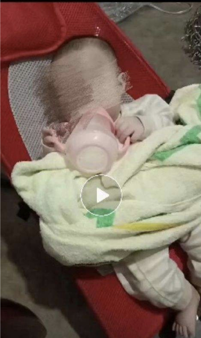 “燕燕”由长辈照顾时拍摄的照片。受访者供图