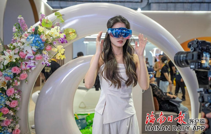消博会消费科技展区，观众体验一款眼部按摩仪。海南日报全媒体记者 李天平 摄
