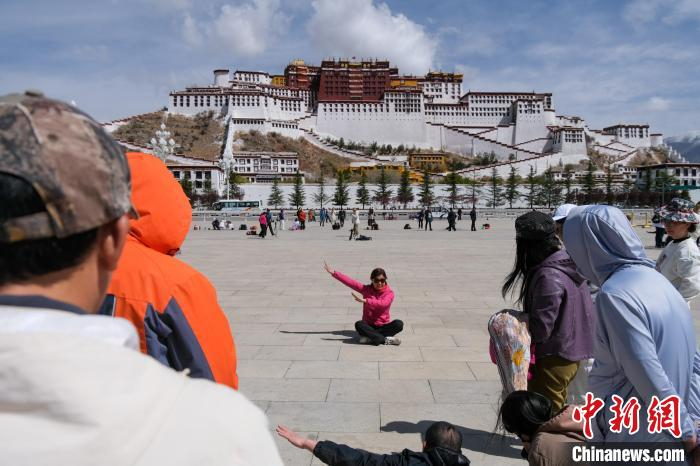 4月18日，游客在拉萨布达拉宫广场拍照留念。中新社记者　江飞波　摄