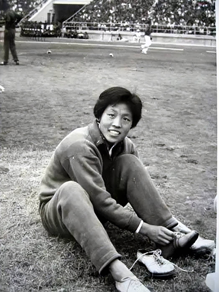 （郑凤荣，1957年在北京田径运动会上成功跳过了1.77米，打破了1.76米的世界纪录）