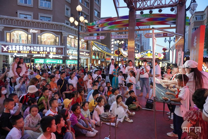 学生在新疆国际大巴扎表演非遗皮影戏  （央广网发  受访者供图）