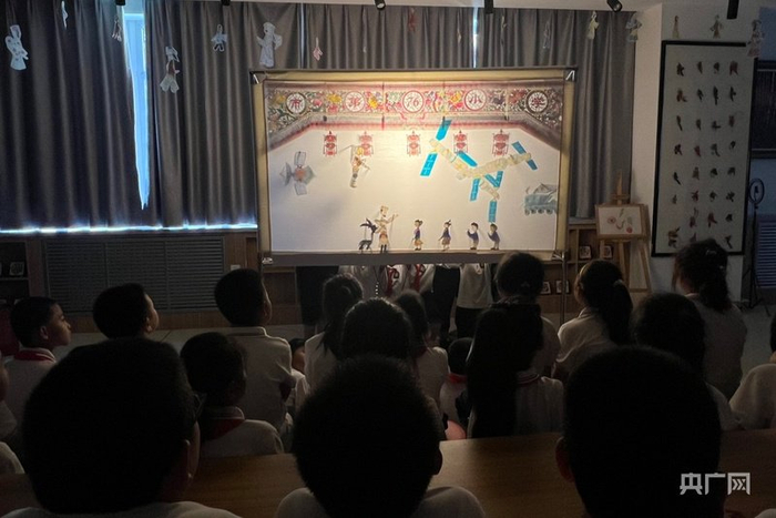 学生在校表演皮影剧《逐梦航空，步履不停》  （央广网记者姜茸  摄）