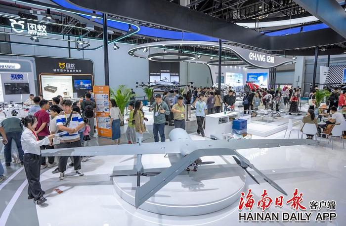 消博会低空经济展示区展出的飞机。海南日报全媒体记者 李天平 摄