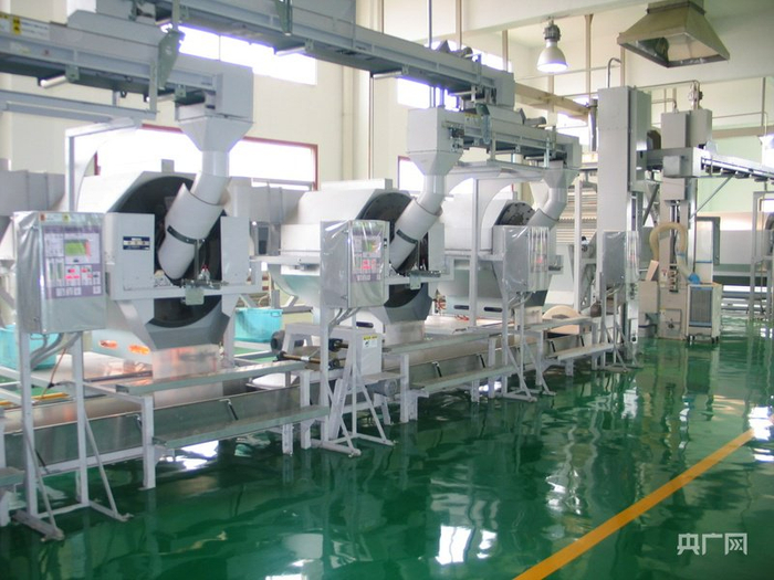 制茶车间内，标准化全自动生产线有序运转（央广网发  吴杰  摄）