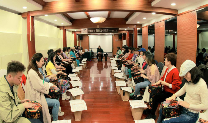 手鼓教学。丽江小智供图