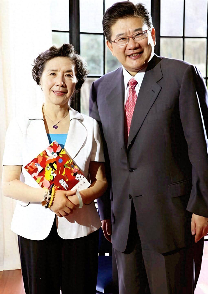 （赵青与著名主持人曹可凡）