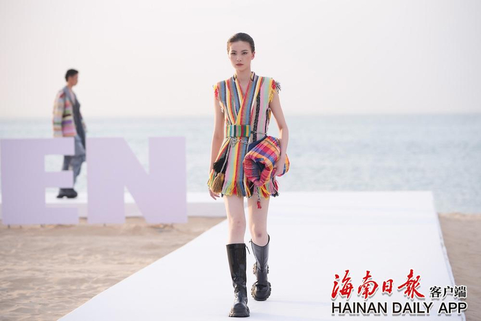第五届消博会海边秀场，ANGEL CHEN时装秀举行。海南日报全媒体记者 王程龙 摄