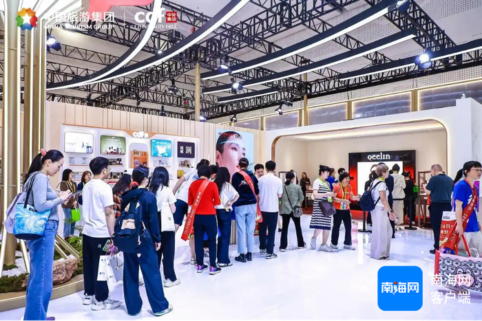 观众在消博会中免集团展台排起“长龙”。中免集团供图