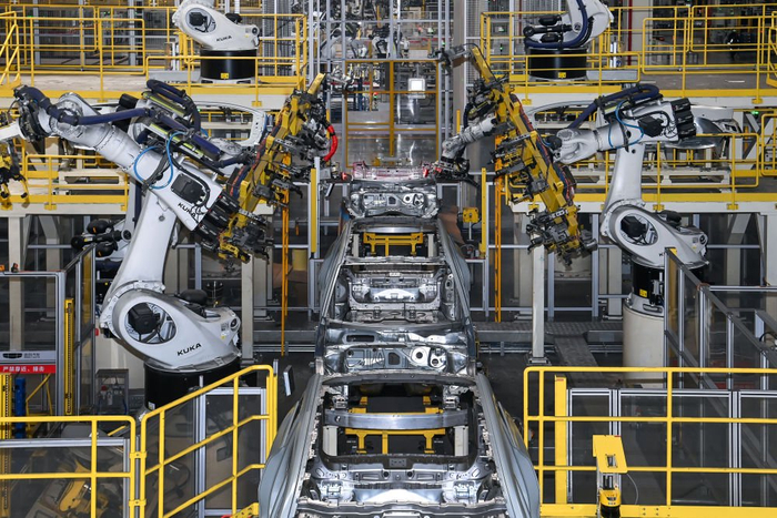 　　  2月26日在吉利汽车宝鸡制造基地焊装厂拍摄的自动化焊接线。新华社记者 邹竞一 摄