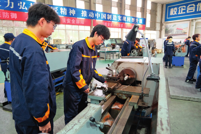 四川工程职业技术大学 新能源汽车专业学生正在数 控技术工程训练中心实训 （2025年3月摄） 张启国摄