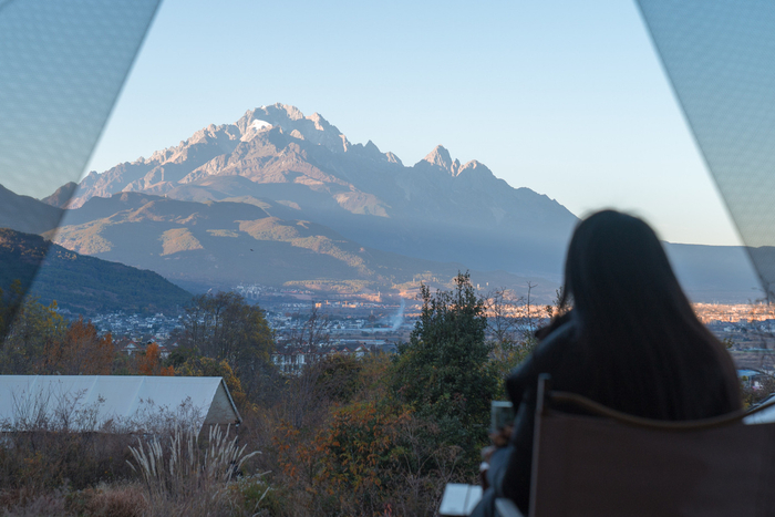 游客在丽江市一处星空营地休闲赏景。 彭奕凯 摄