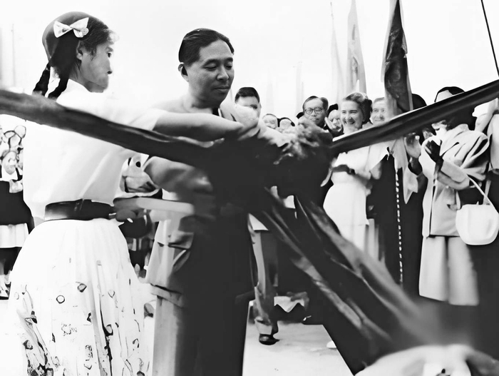 （1954年的9月6日，北京舞蹈学校在白家庄举行了建校典礼，时任文化部部长的茅盾为学校剪彩。）