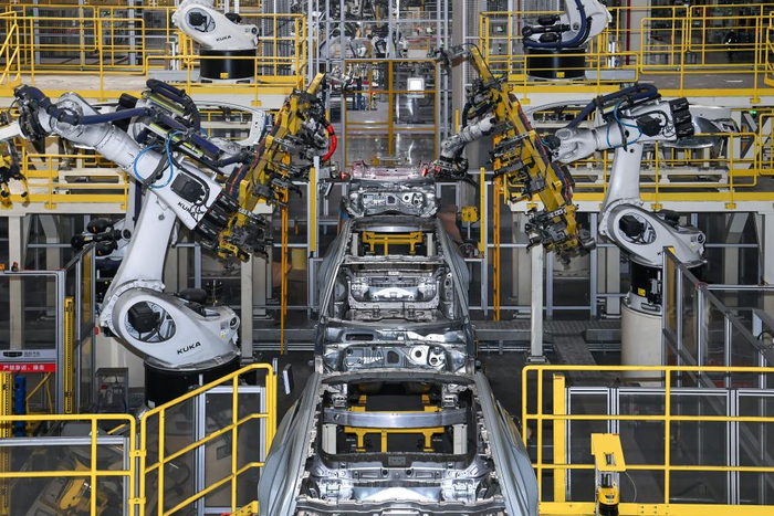 2025年2月26日在吉利汽车陕西宝鸡制造基地焊装厂拍摄的自动化焊接线。新华社记者 邹竞一 摄