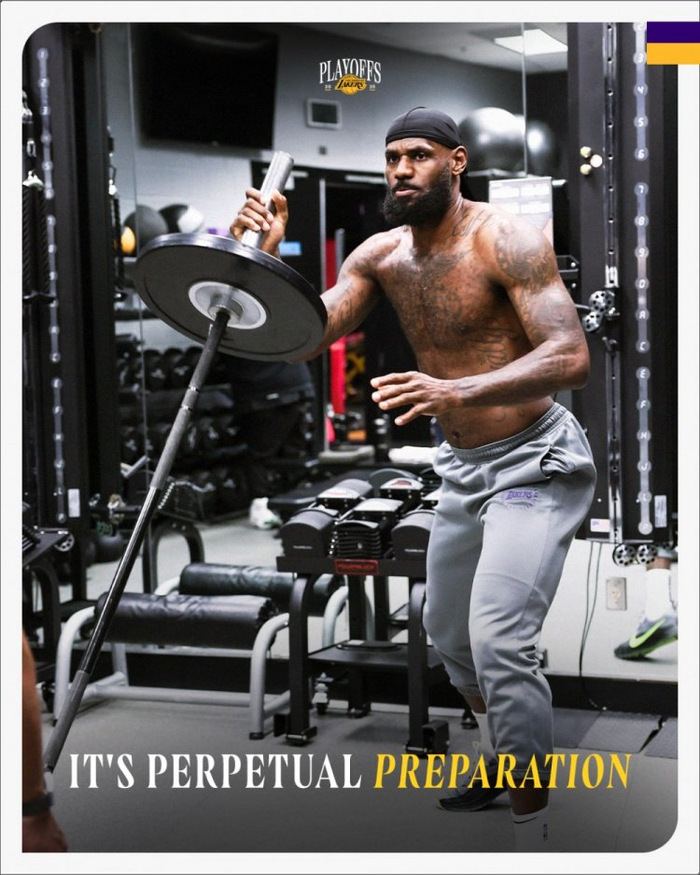 直播吧4月19日讯 今日，湖人官推晒出一张前锋詹姆斯进行力量训练的赛前热身海报，预热季后赛首轮G1。