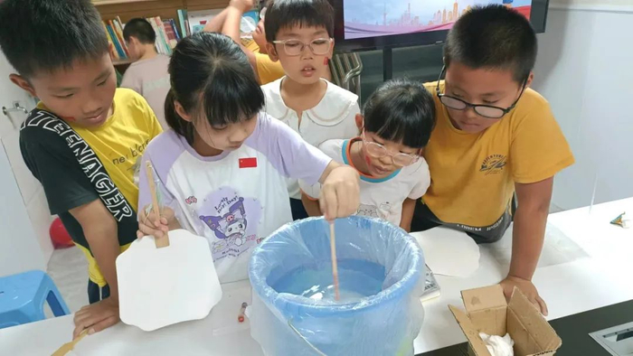 青少年在爱心企业帮帮团泉港服务站开展科学小实验