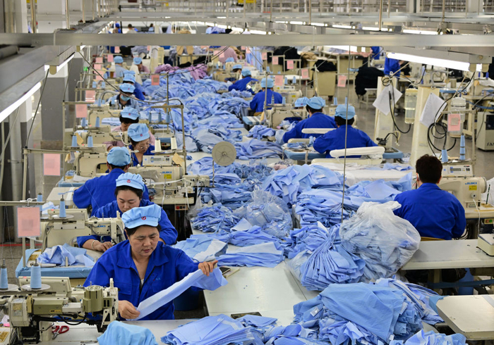 　　  3月25日，山东青岛即墨区即发工业园内一家服装企业的职工在使用智能缝纫机进行生产。新华社记者 李紫恒 摄