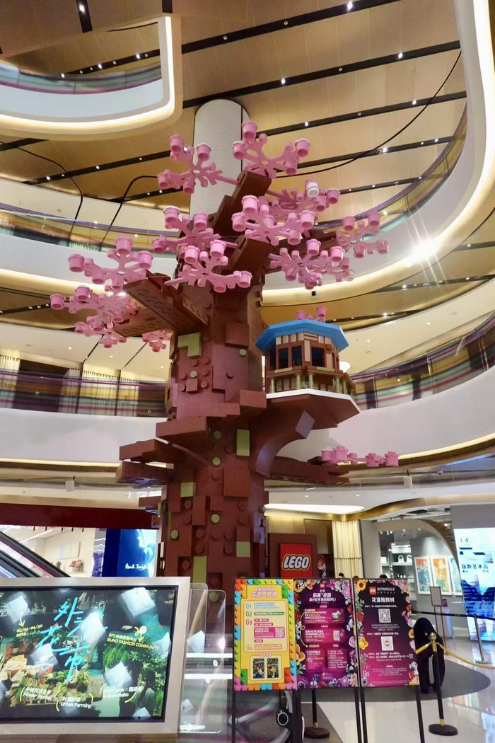 上千朵乐高花植一同绽放，重新定义外滩春日盛景。劳动报记者贡俊祺 摄影