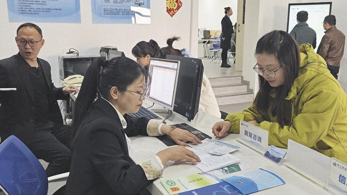 零工驿站内，工作人员正在为求职者进行政策讲解。本报记者 陈晨 摄