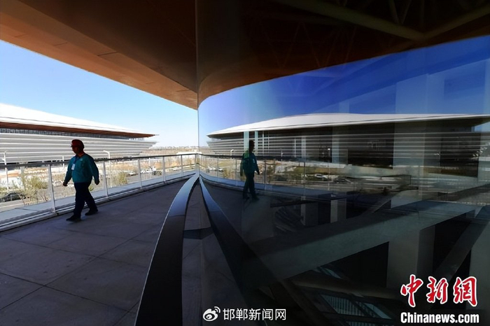 3月22日，雄安体育中心体育馆空中环廊。　中新网记者 翟羽佳 摄