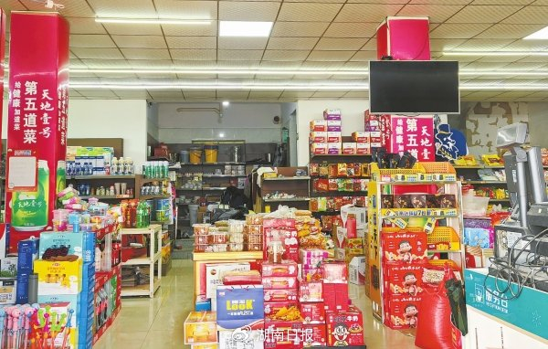 湘阴县三塘镇一家便利店，货架上满满当当都是印着SC编码的食品。本版照片均为湖南日报全媒体记者 李成辉 摄