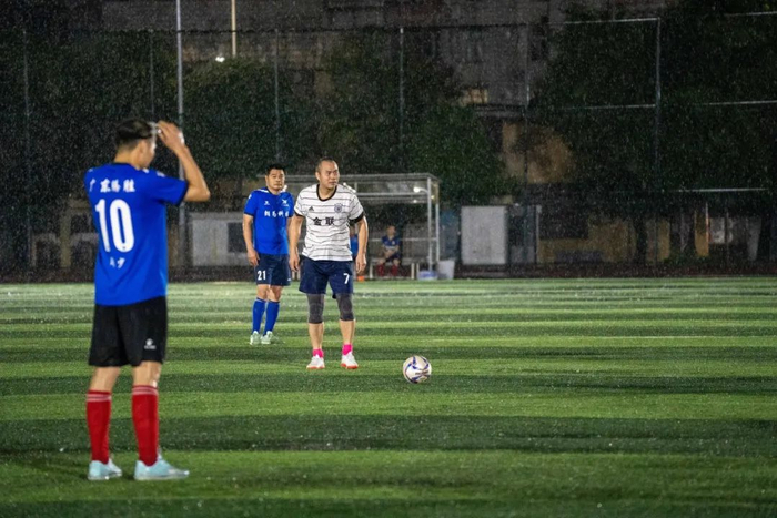 △肇庆市体育中心足球场市民在踢球。肇庆发布廖文奕 摄