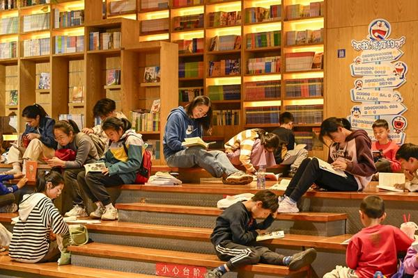 4月13日，安徽省合肥市庐阳区三孝口街道长江路书店，青少年正在阅读。视觉中国供图