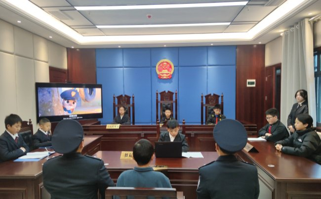 2024年12月4日，十堰市张湾区检察院邀请浙江路小学师生走进检察院，开展模拟法庭活动。