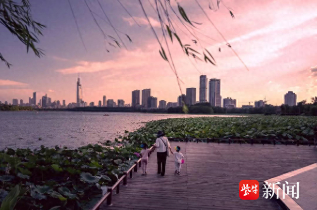 夕阳里的玄武湖。王皖宁 摄