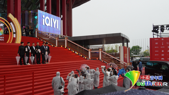 第十五届北京国际电影节开幕红毯区，摄影师冒雨拍摄。中国青年网见习记者　孙佳蔚摄