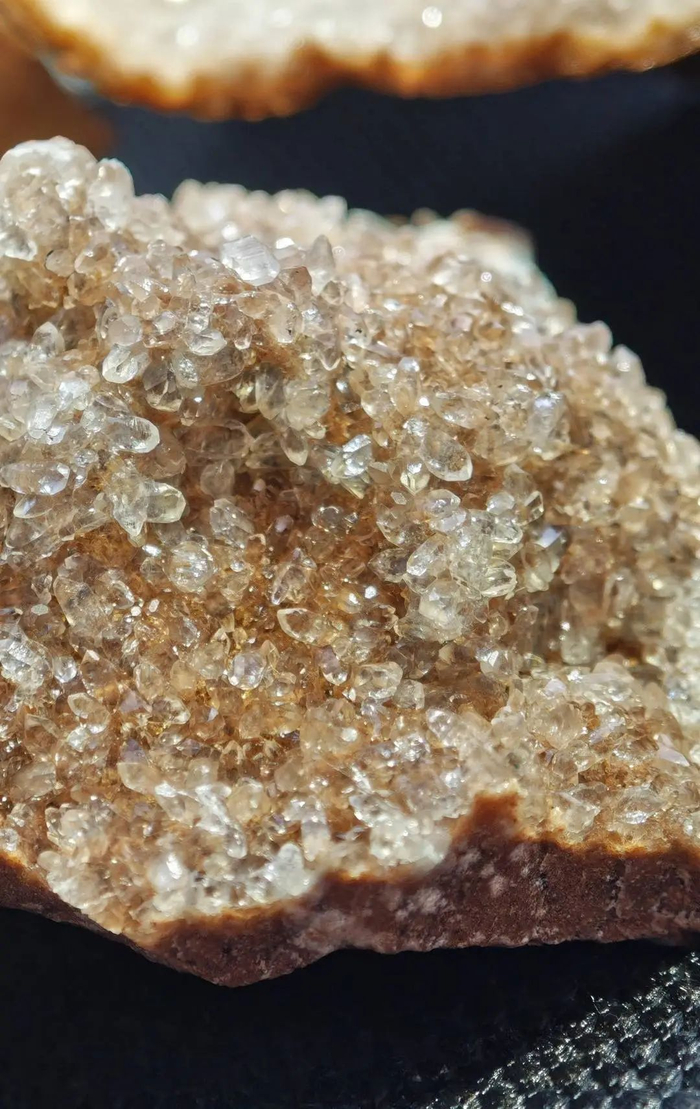 易周挖到的“水晶”。图源：封面新闻