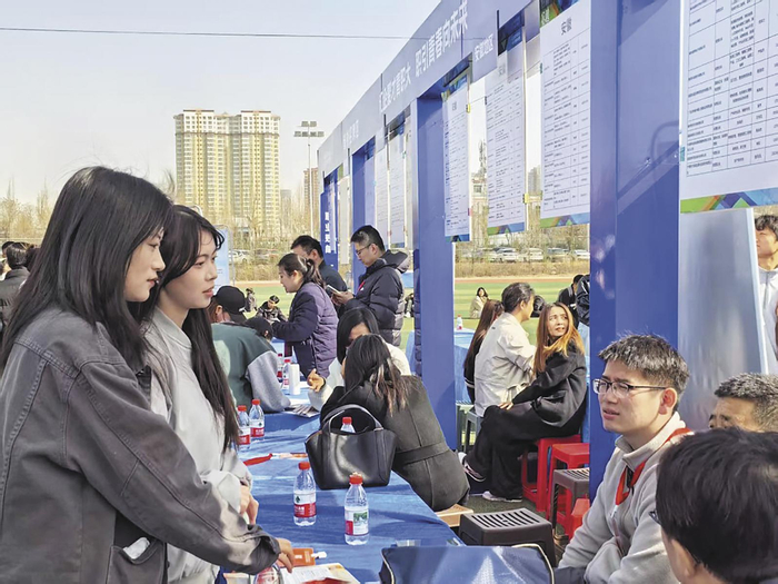 2025年青海省职业院校毕业生春季校园供需见面专场招聘活动吸引众多求职者参加。本报记者 倪晓颖 摄