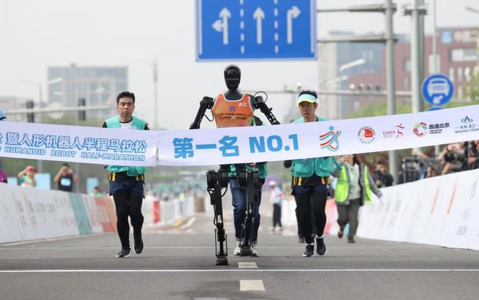 4月19日，首个人形机器人半程马拉松，天工Ultra首个冲线。新京报记者 李木易 摄