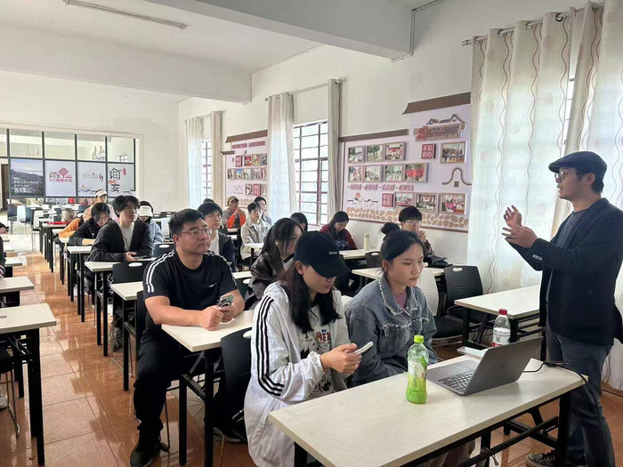 李伟华讲授魁阁话剧课程 受访者供图