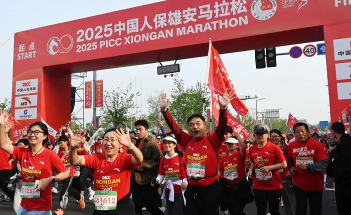 4月20日清晨，2025雄安马拉松鸣枪开跑，18000余名跑者竞跑雄安。河北日报客户端记者 刘光昱 摄