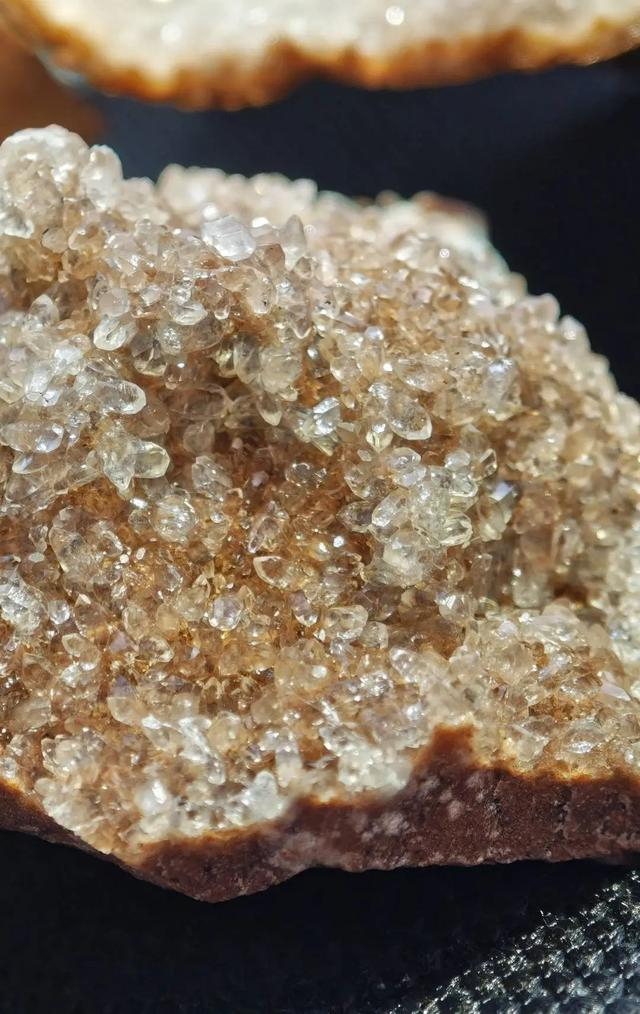 易周挖到的“水晶”。图源：封面新闻