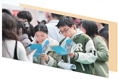 天津医科大学春招现场，同学们在了解就业信息。刘东岳摄