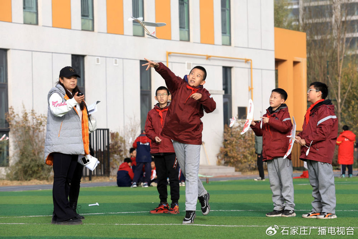 桥西区草场街小学学生在科技运动会上进行动力飞机留空时赛 梁子栋 摄
