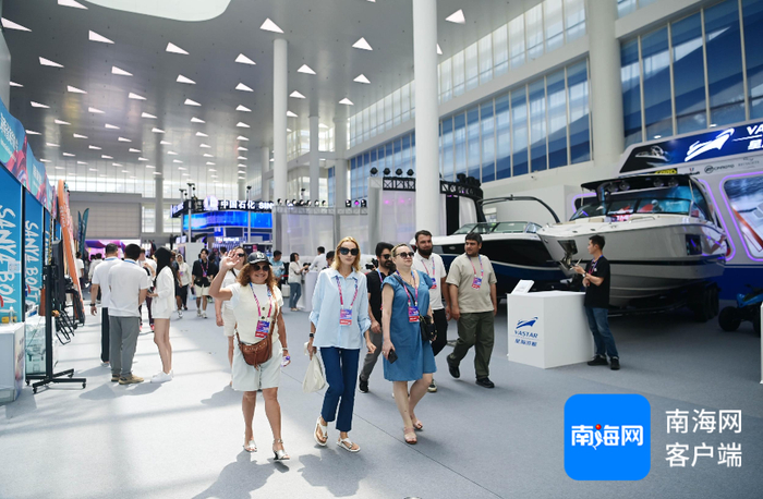 中外嘉宾在第五届消博会三亚游艇展区参观。记者 沙晓峰 摄