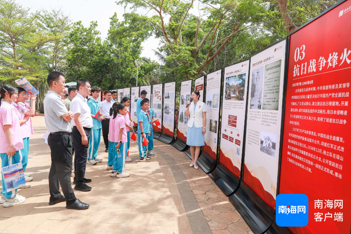 众人参观“孤岛奋战 红旗不倒”主题展览。临高融媒体供图